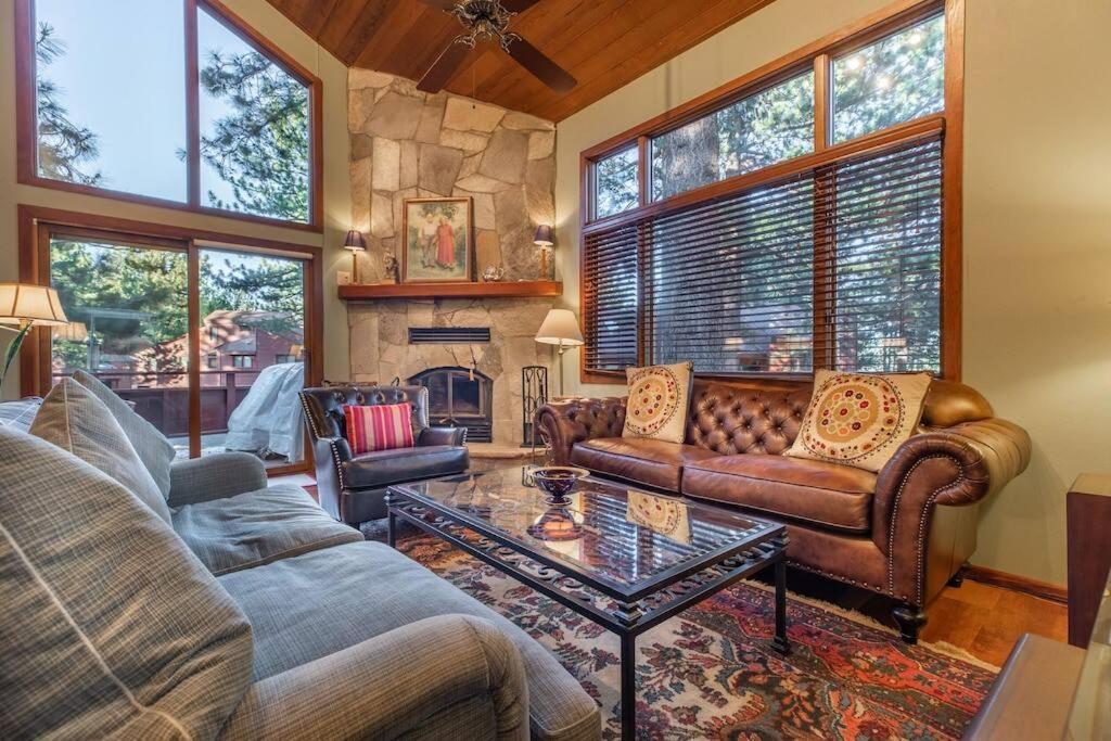 Townhouse Art Gallery In Mammoth's Location *