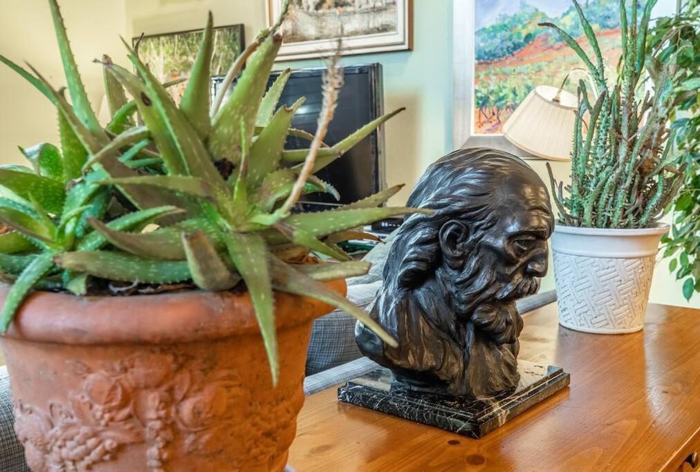 Townhouse Art Gallery In Mammoth's Location * Mammoth Lakes