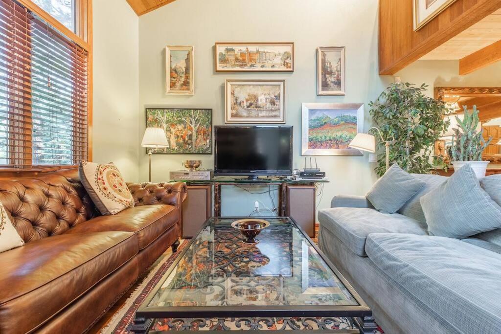 Townhouse Art Gallery In Mammoth's Location Appartement
