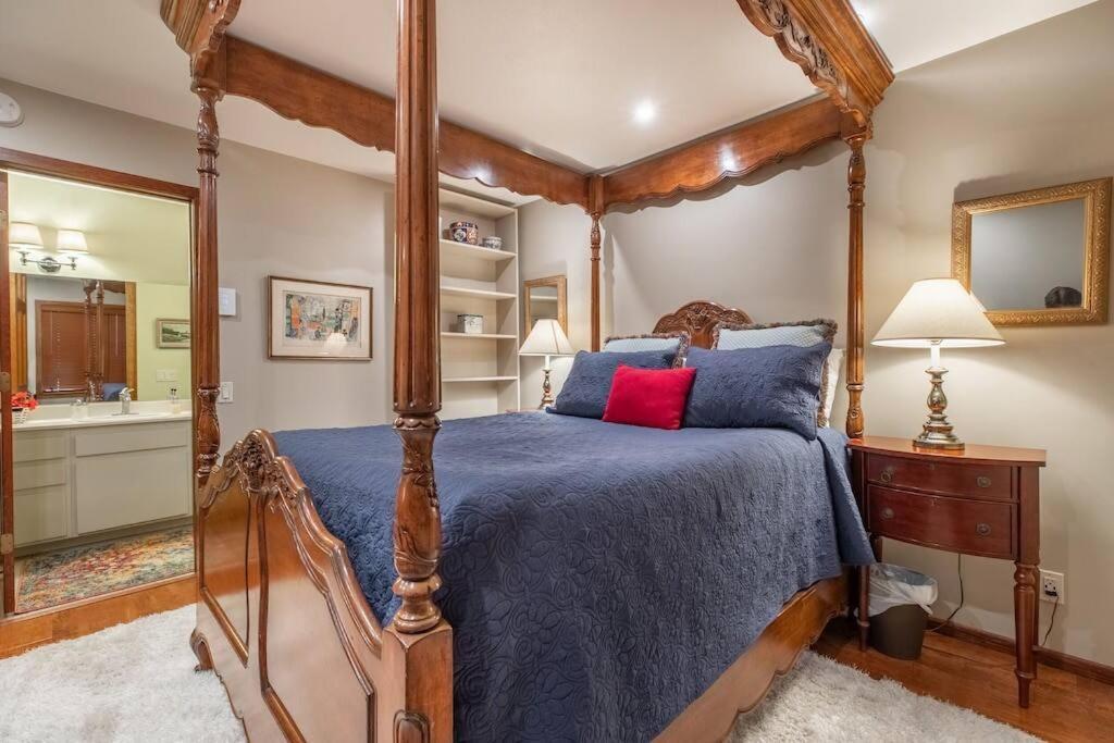 Townhouse Art Gallery In Mammoth's Location Appartement