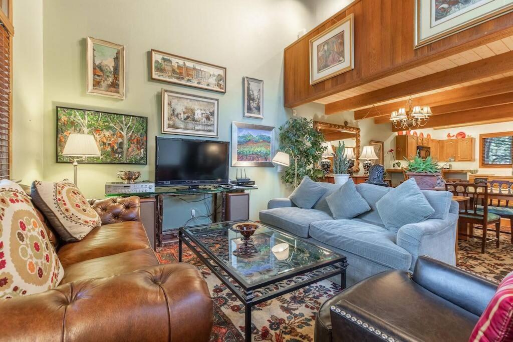 Townhouse Art Gallery In Mammoth's Location *